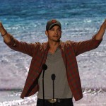 ashton-kutcher-channels-steve-jobs-in-the-best-teen-choice-awards-acceptance-speech-ever