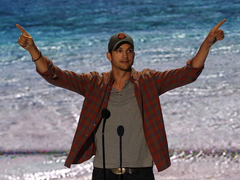 ashton-kutcher-channels-steve-jobs-in-the-best-teen-choice-awards-acceptance-speech-ever